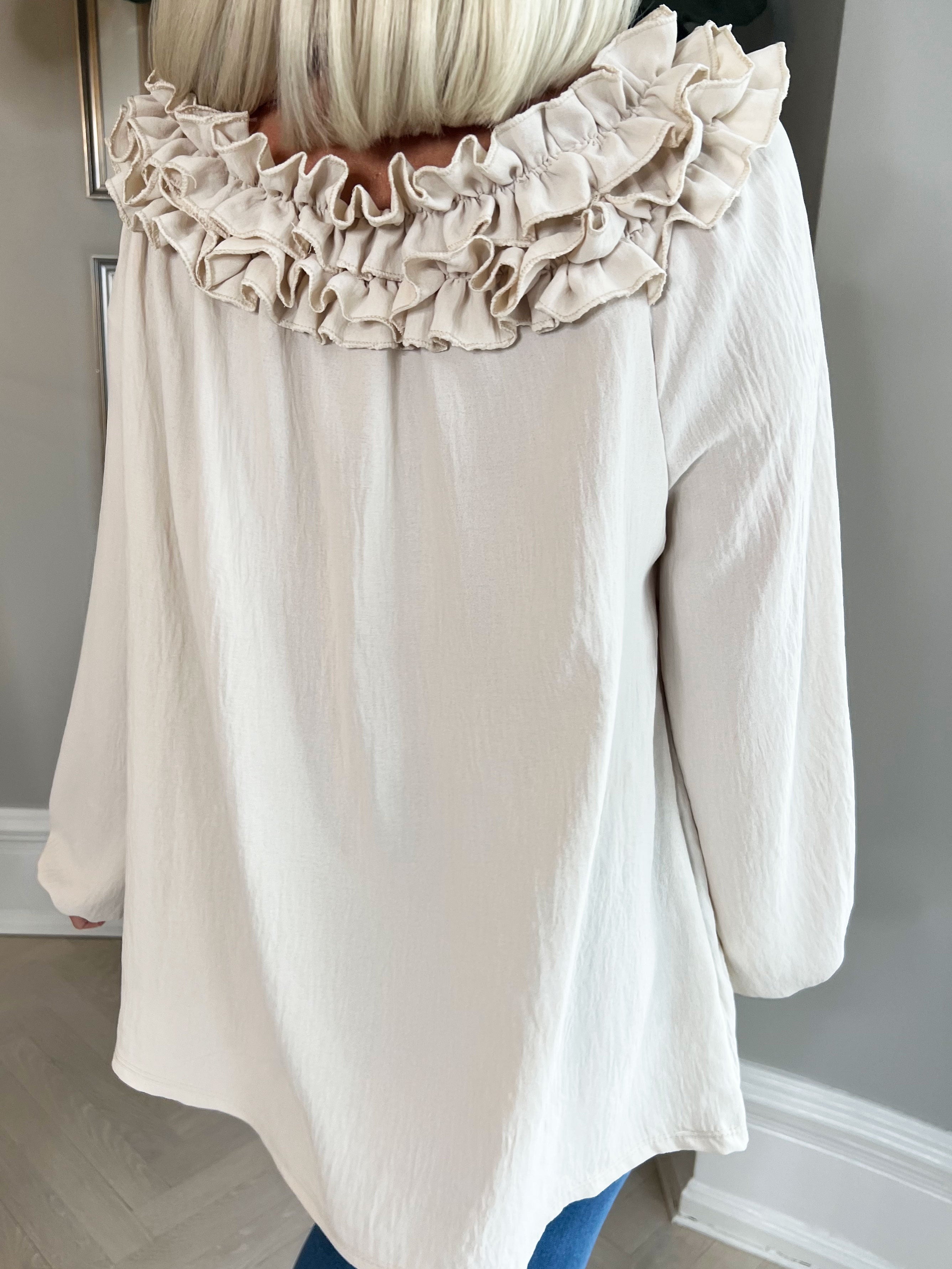 Chili - Fineste tunika bluse med flæser i udskæringen